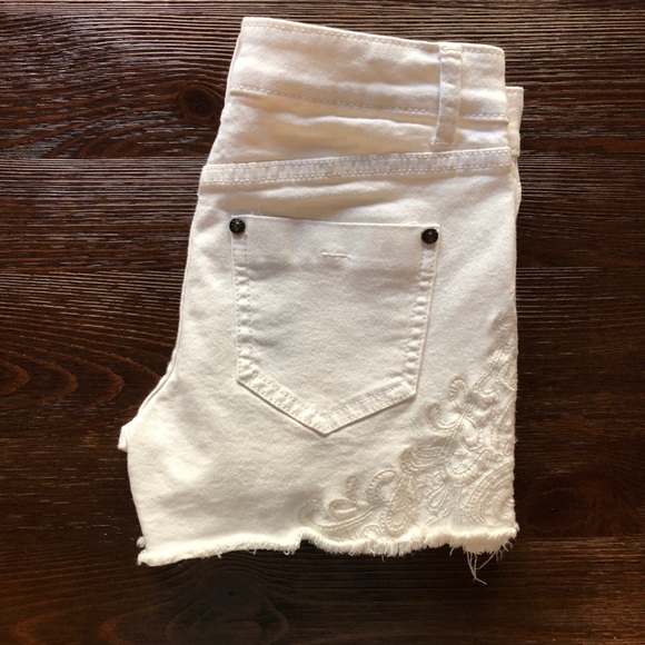 Cache White Jean Shorts with Embroidery - Picture 4 of 13